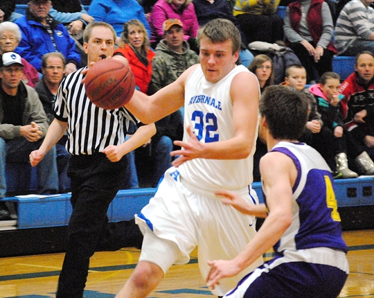 Auburndale senior Austin Hawkins passed the 1,000-point mark in his career, scoring 14 points in the Apaches' 55-33 win over Pittsville on Tuesday at Auburndale High School. (Photo by Paul Lecker/MarshfieldAreaSports.com)